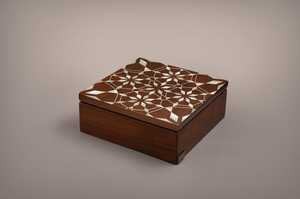 Caja de Lacado con Incrustaciones de Caligrafía Árabe de Lujo y Madreperla para Decoración - Product Image 3