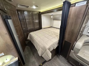 Camping-car Coachmen RV Prism Elite Premium 24EF 2019 avec plan de configuration optimisé, alimentation intégrée et espace de préparation, design moderne et garantie - Product Image 5