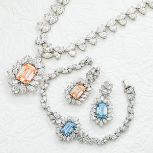 Collier Goutte de Déesse en Or Blanc 14K avec Émeraude Rose Vif Fantaisie de 10,00 Carats, Certifiée IGI, Clarté VS1, Cultivée en Laboratoire - Product Image 2