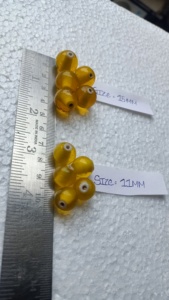 Cuentas de corazón blanco redondas de color amarillo en varios tamaños desde 8 mm en adelante para la fabricación de joyas - Product Image 3