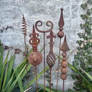 Piquets de jardin en métal à motifs floraux, placés dans toute la cour pour mettre en valeur des œuvres d'art florales décoratives autour des allées et des patios. - Product Image 3