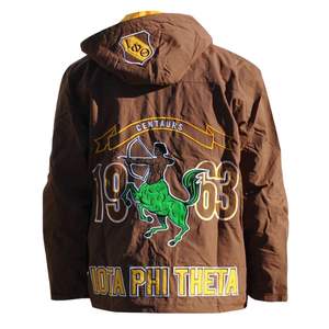 Iota Phi Theta Chaqueta cortavientos marrón y dorada con logotipo de escudo Greek Life Fraternity Prendas de abrigo Abrigo ligero con capucha - Product Image 2