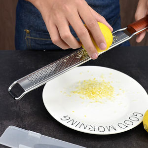 <span class=keywords><strong>Râpe</strong></span> <span class=keywords><strong>à</strong></span> beurre et <span class=keywords><strong>à</strong></span> fromage en acier inoxydable de nouvelle conception 2026, petite taille, manche en <span class=keywords><strong>bois</strong></span> spécial, longue et mignonne - Product Image 5