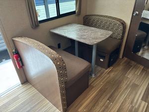 Venta al por Mayor de Autocaravanas Usadas Económicas Shasta O-a-s-i-s 18F-Q de 2017 - Product Image 5