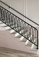Rampe d'escalier et de balcon en fer moderne, résistante à la rouille, protégée contre les UV, fixation au sol, garantie de plus de 5 ans, haute qualité, peignable