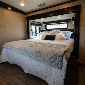 Remolque caravana estándar 4x4 todoterreno para acampar con nevera, capacidad para 4-6 personas, tamaño de 26 pies y 1 pulgada disponible. - Product Image 5