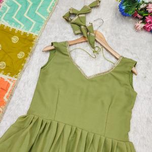 ชุดเดรสอนาร์กาลีสีเขียวมะกอกสำหรับผู้หญิง พร้อมผ้าคลุมไหล่ปักลายหลากสี ชุดพื้นเมืองแบบดั้งเดิมสำหรับงานแต่งงานและงานเฉลิมฉลองแบบอินเดีย - Product Image 6