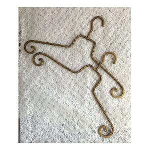 Percha de Ropa Dorada Sencilla y Elegante Hecha de Hierro, Percha Perfecta para Colgar Abrigos, Trajes, Percha de Ropa a Precios Mayorista - Product Image 1