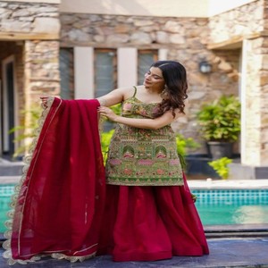 VASTRA COTTAGE Lehenga Choli de Georgette Pura con Blusa con Borde de Encaje y Dupatta Bordada, Ropa Étnica de Diseño para Mujer - Product Image 4