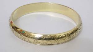 Bracelet en cuivre plaqué or de luxe pour femmes, incrustation unique en émail vert émeraude profond avec un motif floral gravé à la main complexe, large - Product Image 5