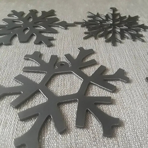 Última colección de adornos navideños y copos de nieve en metal y ganchillos y cuentas hechos a mano en atractivos colgantes - Product Image 1