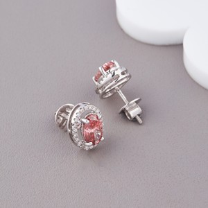 Pendientes de Diamante Rosa Ovalado Cultivado en Laboratorio con Certificado IGI, con Halo de Diamantes en Oro Blanco/Amarillo/Rosa de 14K - Product Image 3