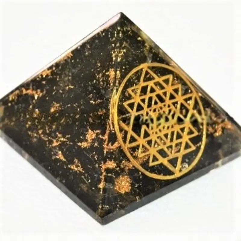 Piramida Orgone turmalin hitam dengan pelat OM logam grosir grosir pelat Resin inspirasi meditasi Reiki Feng Shui