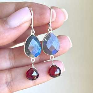 Boucles d'oreilles décontractées en labradorite et grenat, forme goutte, rouge et bleu, fermoir à levier, en argent sterling 925, pierre de naissance de janvier, dureté double. - Product Image 2
