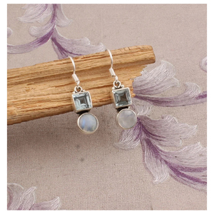 Pendientes de aro de boda minimalistas chapados en rodio de Plata de Ley 925 con Topacio azul natural y piedra lunar arcoíris para mujer - Product Image 1