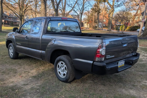 Conduite abordable - Véhicule d'occasion avec conduite à gauche |   Conduite à droite |   Toyota Tacoma Access Cab 2010, 33 000 km, boîte manuelle 5 vitesses - Product Image 2
