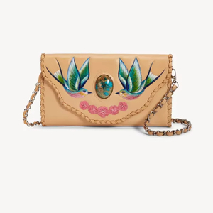 Motif de fleur d'hortensia et d'oiseau enroulé et peint à la main entourant une pierre turquoise sur cuir de vache biscuit - Product Image 1