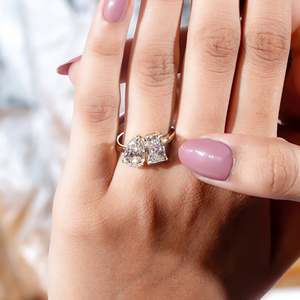 Anillo de Diamante Cultivado en Laboratorio en Oro Amarillo Radiante, Forma de Pera, Toi Et Moi, Certificado IGI - Product Image 5