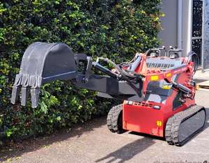 Mini chargeuse compacte avec attache d'excavatrice longue, catégorie de produits : pelles rétrocaveuses remorquables - Product Image 1