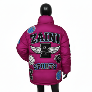 Veste matelassée en nylon premium pour femmes, design à panneaux matelassés, couleur magenta, logo brodé en chenille personnalisé, veste matelassée pour femmes - Product Image 2