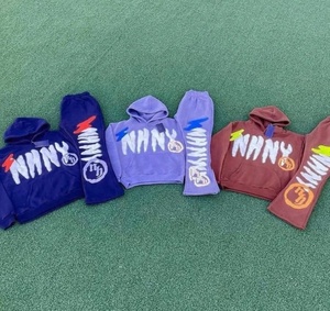 Ensemble de survêtement streetwear premium avec sweat à capuche au design audacieux et pantalon de jogging confortable, unisexe - Product Image 4