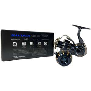 Nuevo Carrete Daiwa Saltiga 5000-XH con Pantalla en Inglés, Relación de Engranajes 6.2:1, Peso 600g, Mano Derecha/Izquierda - Product Image 1