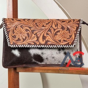 Bolso bandolera de cuero de vaca genuino hecho a mano con diseño único hecho a mano con diseño floral y correa ajustable - Product Image 1