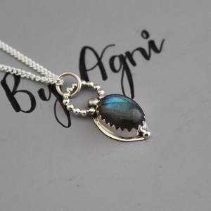 Collier en argent sterling plaqué or avec pendentif en labradorite vintage Cadeau de fiançailles en pierre véritable au design minimaliste - Product Image 5