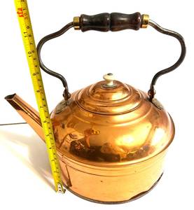 Bouilloire en cuivre vintage fini antique avec manche en bois, parfaite pour les élégants accessoires de café et de thé de restaurant - Product Image 2