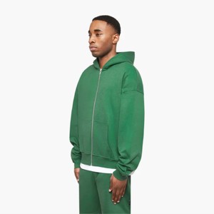 Sweat à capuche zippé vert essentiel coupe confortable, construction durable et broderie élégante sur le devant en 2D - Product Image 6