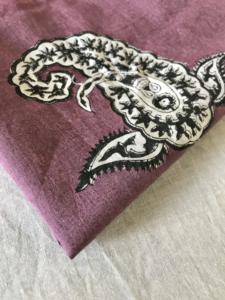 Tela de Algodón Estampada a Mano con Motivo Paisley Buta |   Textil Étnico Indio Color Púrpura Ciruela - Product Image 3