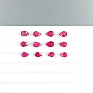 Rubis naturels du Mozambique non traités, formes poire calibrées 6x4mm, tourmaline synthétique de qualité supérieure, teinte rouge rose octogonale, traitée thermiquement - Product Image 1