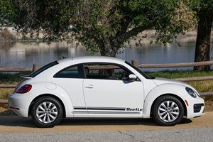 Volkswagen Beetle Coupé d'occasion de 2019, environ 18 500 miles, modèle de fin d'année, provenance Californie, non modifié - Product Image 2