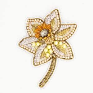 Broches bordados con cuentas de semillas de diseño personalizado Broches con estampado de flores elegantes para fiestas infantiles y regalos - Product Image 1