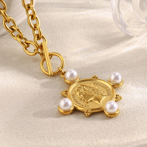 Collar de joyería Vintage de perlas de imitación Dreamshow, collar con colgante de retrato de Reina grabado, joyería de acero inoxidable chapada en oro - Product Image 1