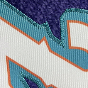 ชุดกีฬาฤดูร้อนผ้าโพลีเอสเตอร์สำหรับทีมแห้งเร็วเสื้อบาสเก็ตบอลพิมพ์ลายดิจิตอลแบบกำหนดเองเย็บเป็นตาข่ายระบายอากาศ - Product Image 4