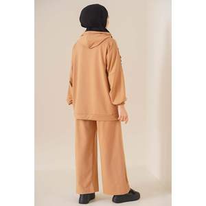 Equilibrio Carta Bordado Con Capucha Camel 2 Piezas Set - Product Image 3