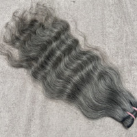 Ekstensi Rambut Alami Abu-abu Bergelombang Single Donor Remy Grade India, Jahitan Mesin Double Weft, Sudah Diputihkan, Anti Rontok, Tanpa Kerusakan, Untuk Anyaman Rambut