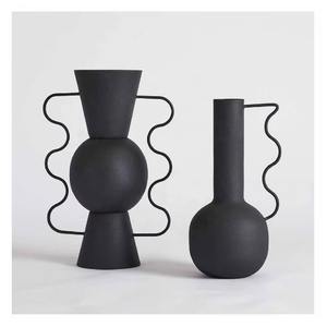 Vase en aluminium noir exquis avec poignée Accent décoratif élégant fait à la main pour salon chambre et table de bureau - Product Image 3