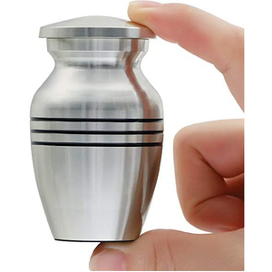 El mejor precio al por mayor Diseño tradicional Urnas de metal Recuerdo funerario Urnas de cremación Impresión de pata Plata Grabado Cenizas humanas para adultos - Product Image 3