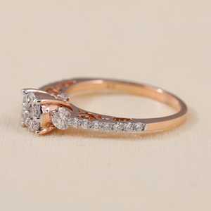 Anillo de Compromiso con Diamante Cultivado en Laboratorio, Corte Redondo, con Tres Piedras en Plata de Ley 925, Claridad VS1 - Product Image 6