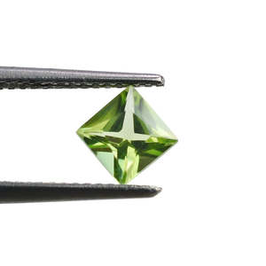 Peridot de haute qualité, forme carrée, 5 mm, pierres vertes de quartz naturel, taille princesse, lot en gros d'Inde - Product Image 2