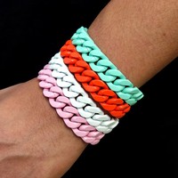 Bracelet cubain coloré en acier inoxydable avec émail, prêt à être expédié pour les vendeurs en ligne sur Shopify (vente en gros)