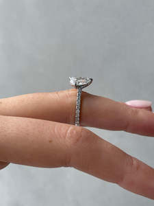 Bagues de luxe faites à la main à 5 griffes Toi Et Moi Solitaire Bagues de fiançailles en diamant de laboratoire en or massif 18 carats pour femmes OEM - Product Image 2