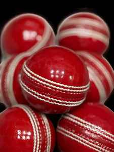 Pelota de críquet cosida a mano de alta calidad profesional, cuero duro duradero de alta densidad para partidos y prácticas - Product Image 2