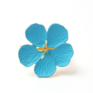 Los lujosos anillos de servilleta metálicos con diseño floral elevan las comidas sencillas a ocasiones elegantes. El diseño atemporal garantiza la durabilidad a largo plazo. - Product Image 4