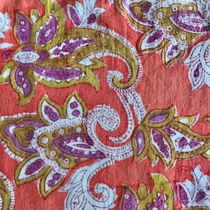 Tela de Algodón Estampada a Mano con Diseño Floral Paisley en Base Naranja y Púrpura Oliva |   Textil Étnico Indio - Product Image 3