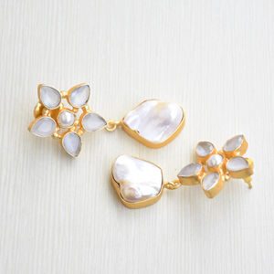 Pendientes de Racimo de Latón Premium, Chapados en Oro, con Perlas, Hechos a Mano, Textura de Latón Mate Semipreciosa, Sin Níquel, Duraderos y de Primera Calidad - Product Image 5