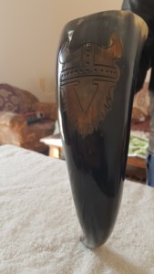 Natural hecho a mano religioso vikingo beber cuerno Ale Tankard soporte Correa respetuoso con el medio ambiente grabado personalizado disponible hecho a mano India - Product Image 4