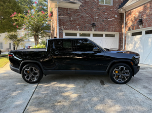 Camioneta Usada 2023 Gasolina/Petróleo, Motor Cuádruple, Tracción en las Cuatro Ruedas, 835 hp, 623 kW, Batería de Iones de Litio de 135 kWh, Portaequipajes de Aluminio en el Techo Izquierdo - Product Image 3